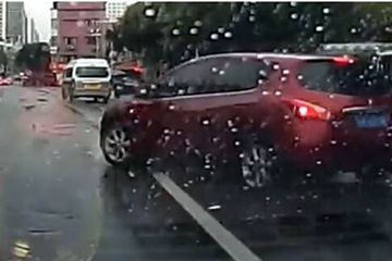 新购手机屏幕失灵 申请备用机须交300元押金