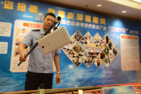  飓风7号行动收网 (组图):嫌犯用鱼竿就能把ipad