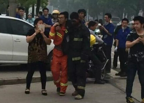江苏启东爆炸致2死(图) 悲痛!消防员1死7伤▏p