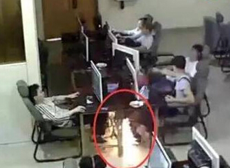  玩手机时触电身亡 (现场图) 周围人继续淡定上网