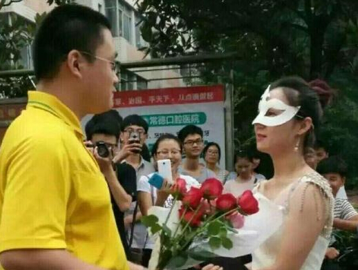 大学女老师穿婚纱向男学生求婚(图)▏求婚 女老