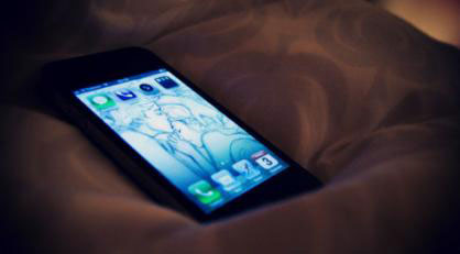 暗处看手机对眼睛有什么危害 c89cdcf39a3118dc219b0d.jpg