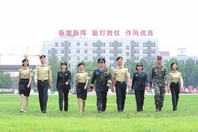 火箭军今起换发新军服 衬衣为国际经典色
