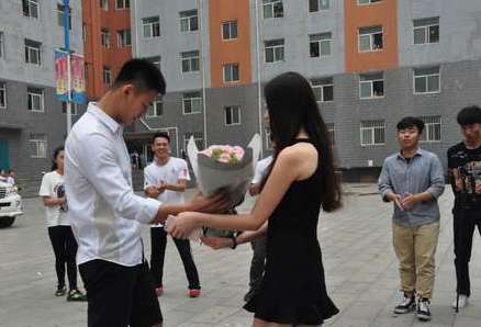 开豪车到大学求爱(组图):玛莎拉蒂、宝马抢眼 