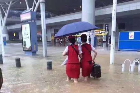 武汉洪水(组图) 网友:为 武汉人的上班精神 点赞