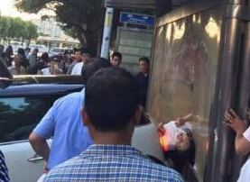 开车擦泪失控撞人(图)可怕!被撞者几乎嵌进广告