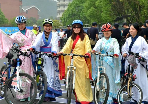 浙江金华举办创意骑游大会 民众着汉服骑车▏