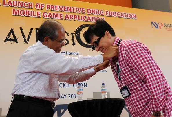 Angelababy干练西装惊艳微博之夜 霸气女神获