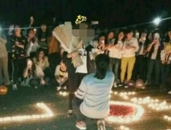  女生下跪求婚女生 (组图) 校方态度:不赞成、不