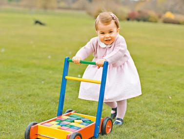  夏洛特公主迎 一 周岁 生日英王室公布萌照(图) 王