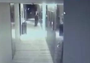  经理深夜 走错  进4女孩 客房 (图) 顾客:还没结婚