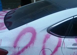 男子给女友白色 轿车喷漆  LOVE  求婚 (图) 结局