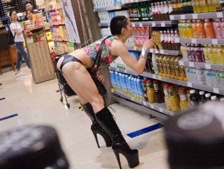  深圳超市现异装男 (图) 高跟露臀举手投足之间散
