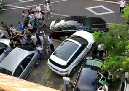  厦门路虎猛撞捷豹 (组图) 围观群众竟为女司机叫