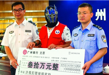 刀锋战士受审(图)用没有脚的腿行走触目惊心!▏