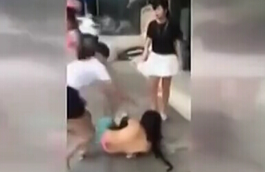 原配当街把小三扒精光(组图)