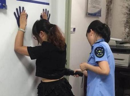 深圳女司机在罚单上签"去死" 涉公然侮辱警察被拘留