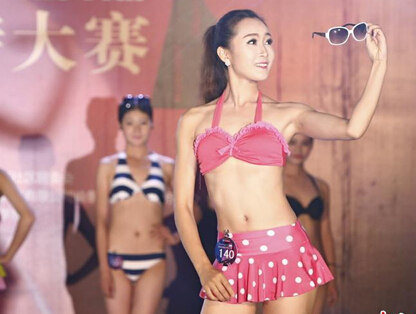 北京大学生模特上演性感泳装秀图片