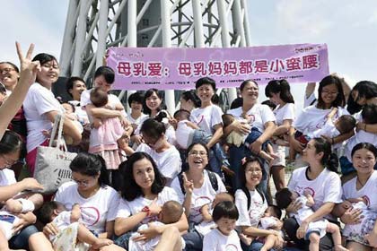 广州38位妈妈带着宝宝在街头进行"哺乳快闪"活动