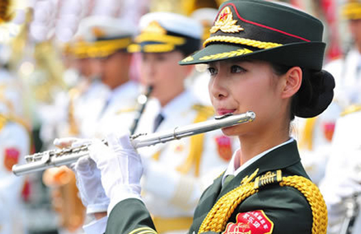 探访解放军联合军乐团 首现靓丽女兵