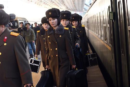 (社会)(2)朝鲜国家功勋合唱团和牡丹峰乐团抵京