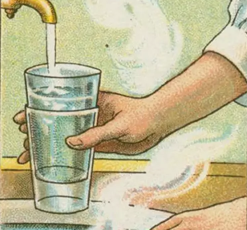 女子被骗一百当街掀衣跳舞 警察劝说无效强行